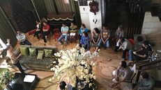 Đàm Vĩnh Hưng trò chuyện với các chủ nợ tại nhà riêng. Ảnh: FBNV.