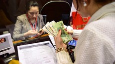  Các hàng vàng tất bật đón khách từ 5h sáng đến đêm khuya trong ngày Thần tài. Ảnh: Giang Huy.