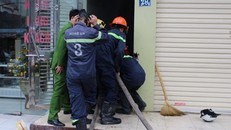 Sau khi phá được cửa, ngọn lửa đã được khống chế.