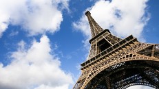 Chính quyền thành phố Paris sẽ cho lắp kính chống đạn quanh tháp Eiffel. Ảnh: Getty.