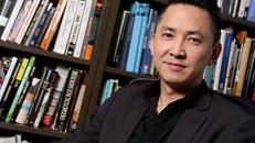 Nhà văn Nguyễn Thanh Việt, người Mỹ gốc Việt từng giành giải thưởng Pulitzer năm 2016. Ảnh: Matt Meindl. 