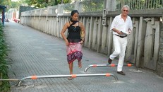 Du khách nước ngoài phải quan sát khi bước qua barie để tránh bị vấp té.