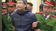  Giang Kim Đạt bị dẫn giải vào phòng xử.