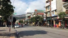  Cẩm Phả triển khai thu phí xe ôtô đỗ dưới lòng đường, vỉa hè. Ảnh: Minh Cương 