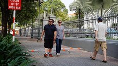 Phó chủ tịch TP HCM: 'Xem lại cách làm barie trên vỉa hè'