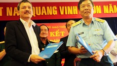 Cục trưởng Hàng không Việt Nam Lại Xuân Thanh (trái), Bộ GTVT ký biên bản cùng đại diện phía Bộ Quốc phòng. 