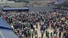 Hàng nghìn công nhân "quây" Công ty Samsung.