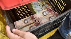 Với tốc độ lạm phát kinh hoàng, tháng 12/2016, chính phủ Venezuela đã quyết định thu hồi tờ 100 bolivar – tờ tiền có mệnh giá lớn nhất tại nước này và phát hành 6 tờ tiền có mệnh giá lớn hơn, từ 500 đến 20.000 bolivar. Ảnh: Getty Images