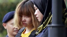  Đoàn Thị Hương bị cảnh sát áp giải vào tòa ở Malaysia