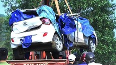 Taxi bẹp nát sau khi rơi tự do xuống cầu. Ảnh: M.H.