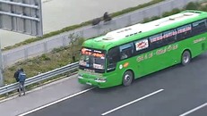  Xe khách dừng trên cao tốc. Ảnh từ camera giám sát. 