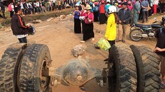 Ôtô tải văng trục sau khi va chạm xe máy, 3 người chết