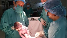 Bác sĩ Trung trong ca phẫu thuật lấy thai. Ảnh: BSCC.