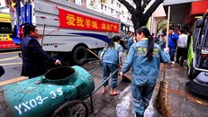 Các công nhân vệ sinh ở Trung Quốc. 