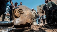 Phần đầu của tượng được đưa ra khỏi lòng đất. Ảnh: Getty.