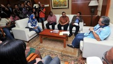 Ngoại trưởng Anifah (phải) hôm nay gặp người thân những người Malaysia bị kẹt tại Triều Tiên. Ảnh: Star