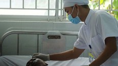 Các công nhân trong vụ nổ lò nung bị bỏng nặng đang được các bác sĩ điều trị.