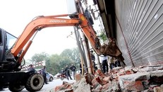  Hà Nội đập bỏ những công trình lấn chiếm vỉa hè.