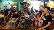 Uống bia trên vỉa hè là một trong những đặc sản của phố Tây Bùi Viện.