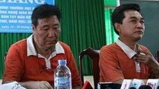 ông Chen Lai Skuang (bìa trái) với nét mặt buồn tại cuộc họp báo vào chiều 23/3.