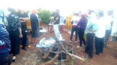 Chiếc giếng khô (che bằng cành củi gỗ), nơi tìm thấy xác nạn nhân D.