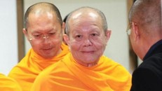Nhà sư Dattajivo của ngôi chùa tai tiếng Dhammakaya cùng 9 nghi can đã đến trình diện cảnh sát trong lần triệu tập thứ hai.