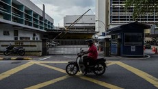 Bên ngoài nhà xác bệnh viện Kuala Lumpur, nơi thi thể nạn nhân nghi án Kim Jong Nam được lưu giữ.