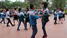 Học sinh nhảy khiêu vũ trong buổi sinh hoạt giữa giờ Môn thể thao khiêu vũ là một phương pháp giảng dạy sáng tạo hiện đang được áp dụng tại trường Tiểu học Cảnh Thụy, Bắc Giang.