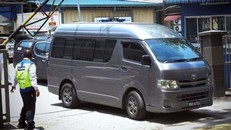 Xe chở thi thể được cho là của Kim Jong Nam rời bệnh viện ở Kuala Lumpur chiều 30/3. 