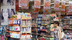 Một hàng mỹ phẩm giảm giá tại Tokyo, Nhật Bản.