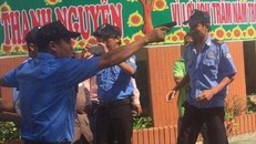 Bảo vệ rút súng (súng hơi cay) để đảm bảo trật tự trong sân trường là không cần thiết. 