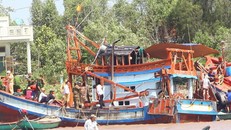 Cơ quan công an khám nghiệm chiếc tàu bị lật do tài công Doãn Thanh Nam điều khiển