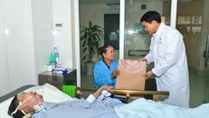 Chủ tịch UBND Hà Nội thăm và tặng quà bệnh nhân tại bệnh viện đa khoa Đức Giang. 