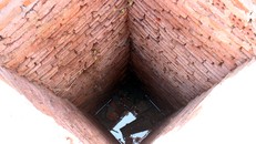  Giếng có hình vuông, được xếp đá từ dưới lên. Ảnh: Đắc Thành.