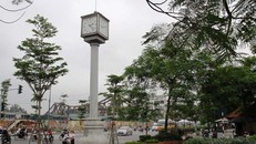 Cột đồng hồ cách cầu Long Biên khoảng 100 m, mỗi mặt chỉ một giờ khác nhau. 