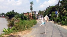 Khu vực sạt lở ở sông Vàm Nao bị phong tỏa. Ảnh: Cửu Long.