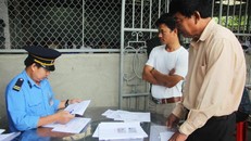 Người dân làm thủ tục cấp thẻ miễn phí qua trạm thu phí Bến Thủy 1.