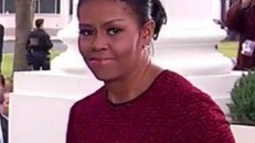 Ánh mắt gây nhiều đồn đoán của bà Michelle trong ngày Trump nhậm chức.