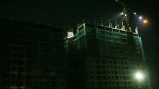 Vụ tai nạn tại công trình thi công tòa nhà 16 tầng trên đã khiến 3 công nhân bị thương nhẹ, hỏng toàn bộ vật tư thép và giàn giáo tại khu vực tầng 3, hư hại khu vực thi công giếng trời. Trước đó khoảng 17h30 ngày 4-5, công trình xây dựng nằm trong Khu đô