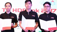 Kỳ thủ Trần Tuấn Minh (giữa). Ảnh: Đức Đồng.