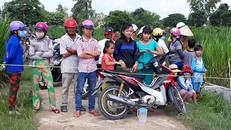  Nhiều người dân theo dõi cảnh sát khám nghiệm hiện trường. Ảnh: Kim Thoa.