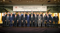 Thủ tướng Nguyễn Xuân Phúc, Thủ tướng Nhật Bản Shinzo Abe và các đại biểu dự Hội nghị xúc tiến đầu tư Việt Nam tại Tokyo. Ảnh: VGP/Quang Hiếu 