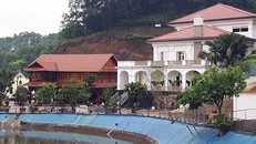 Khu biệt thự nằm trong khuôn viên đất rộng cả chục nghìn m2 do vợ Giám đốc Sở Tài nguyên và Môi trường Yên Bái đứng tên. Ảnh: Lao Động
