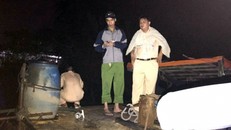 Cảnh sát thu giữ một ghe và trục vớt ghe bị chìm. Ảnh: C.A