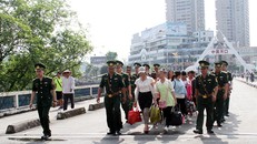 11 thiếu nữ được Công an Trung Quốc trao trả về nước. Ảnh: Thanh Tuấn