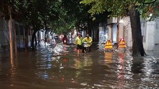 Phố Thợ Nhuộm, nhiều người phải dắt bộ xe máy. Ảnh: Võ Hải.