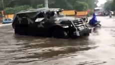 Xe đặc chủng của quân đội giúp người dân vượt qua chỗ ngập.