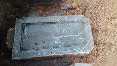 Tấm bia mộ của vợ vua Nhà Nguyễn được tìm thấy. Ảnh: Điền Quang.