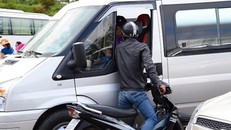 "Cò" áp sát, tiếp cận du khách trên ô tô.