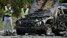  Các nhân viên điều tra tại hiện trường vụ nổ. Ảnh: Reuters.